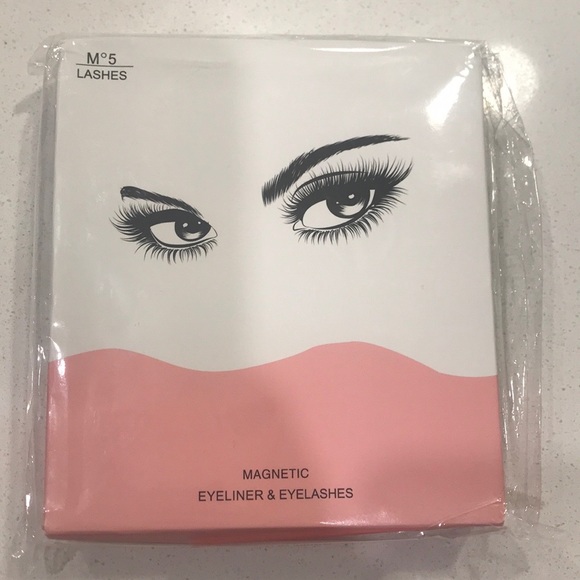 Magnetic Eyeliner and Eyelashes - Picture 5 of 6